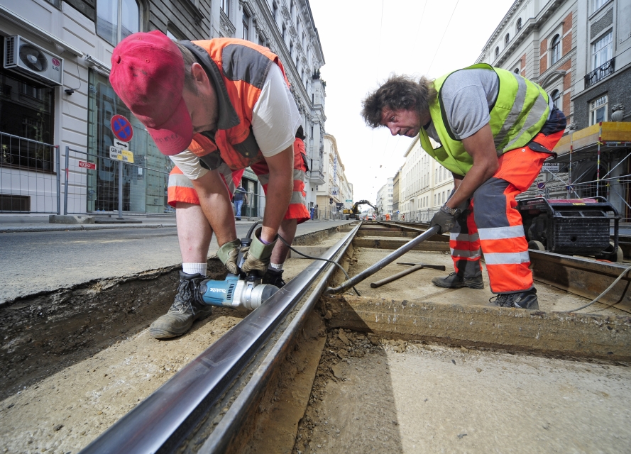 Ab 6. Juli werden die veralteten Schienenanlagen in der Währinger Straße im Zuge der Generalsanierung abgetragen.