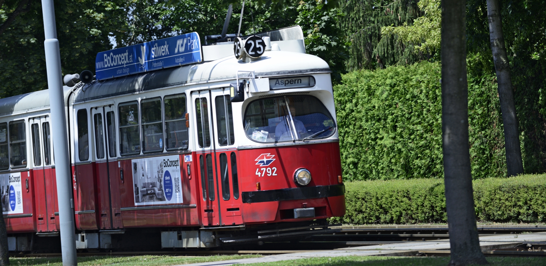 Straßenbahn der Linie 25.