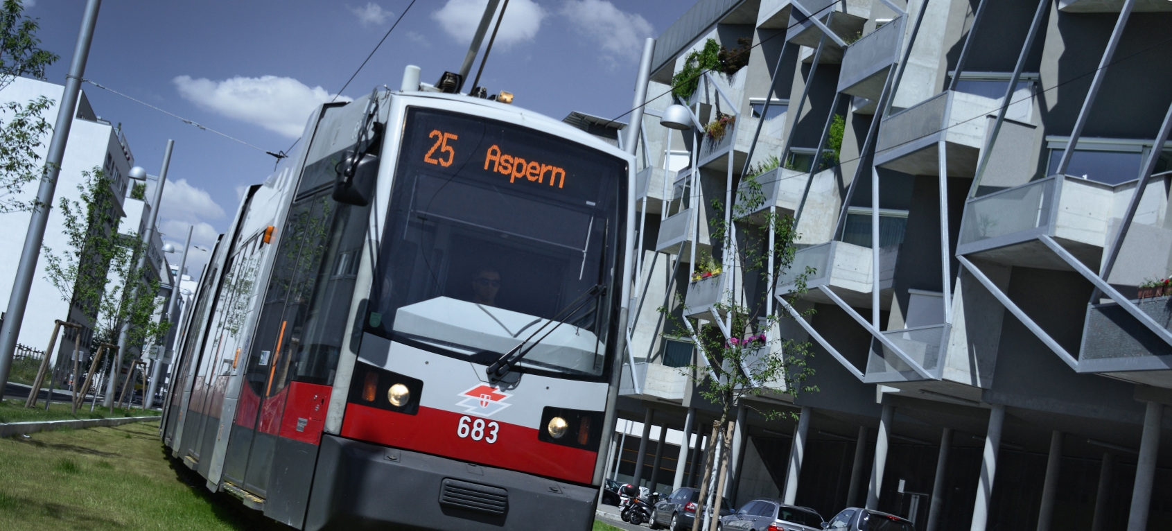 Straßenbahn der Linie 25 im Bereich Tokiostraße.