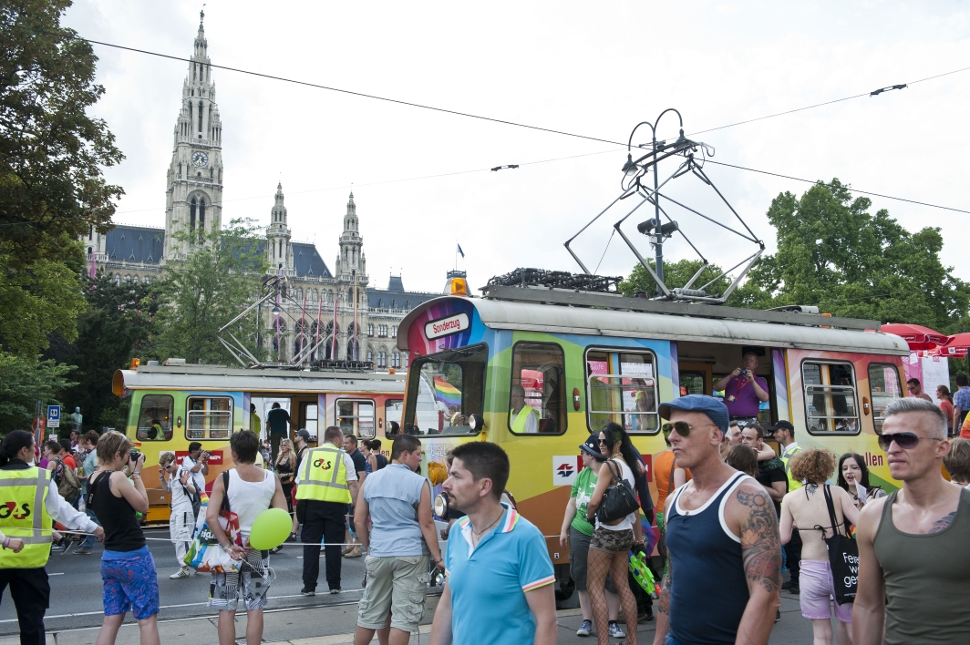 Die Wiener Linien führen mit zwei Straßenbahnen die Regenbogenparade 2013 in Wien an.