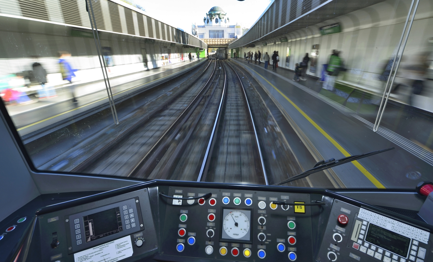 Sicht aus dem Cockpit eines V-Zuges auf der Strecke der U4 in der Station Hietzing.