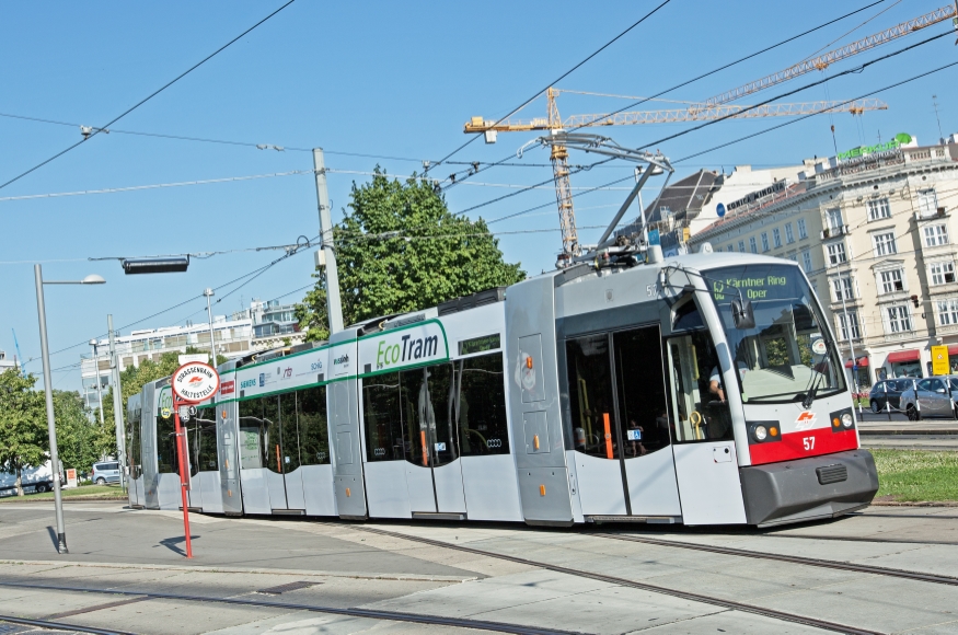 Eco-Tram auf Linie 62 am Karlsplatz, Juli13