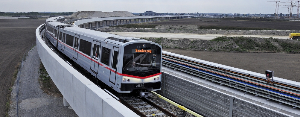 Verlängerung der U2 bis zur Station Seestadt, Eröffnung a, 5. Oktober 2013. Ansicht der neuen oberirdischen Strecke zwischen Aspernstraße und Seestadt.