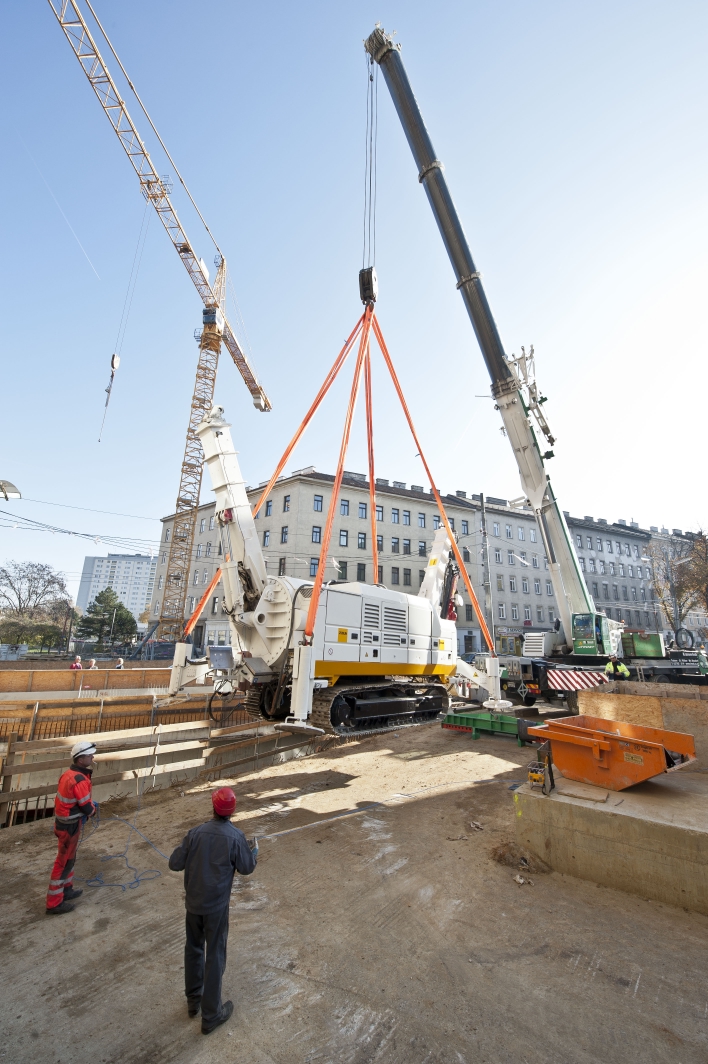 Baustelle U1 Verlängerung der Wiener Linien an der Favoritenstraße Ecke Klausenburgerstraße. Im Bild: Schweres Bohrgerät wird mit Spezialkran in Baugrube abgesenkt.