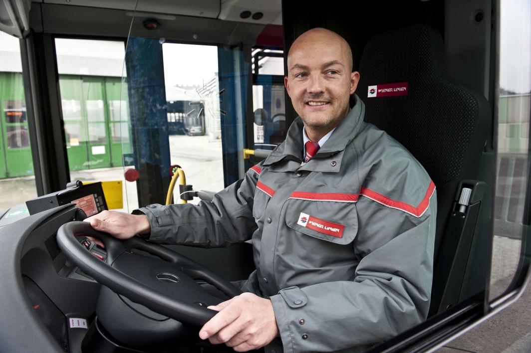 Mercedes Benz Citaro, der neue Bus für die Wiener Linien. Buslenker am Steuer.