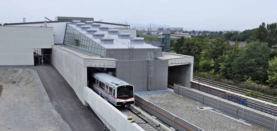 Verlängerung der U2 bis zur Station Seestadt, Eröffnung a, 5. Oktober 2013. Ansicht der neuen oberirdischen Strecke zwischen Aspernstraße und Seestadt. Station Aspern Nord.