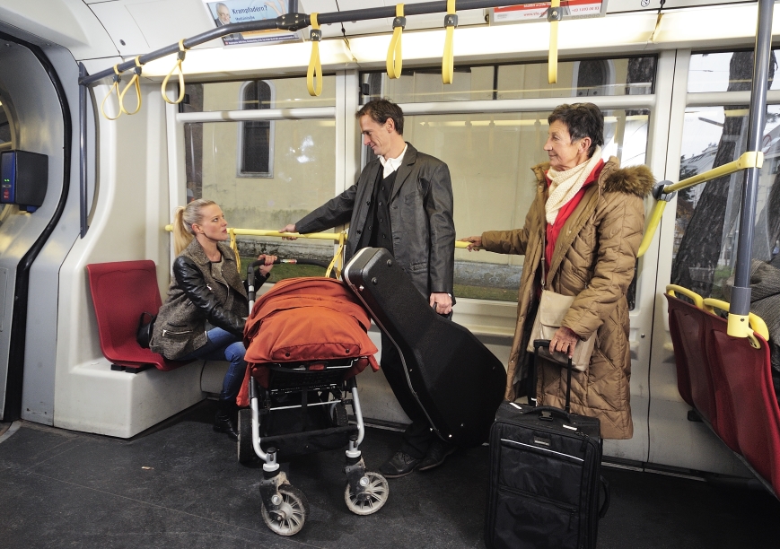 Durch den Ausbau von Sitzplätzen ist im Inneren der Straßenbahn mehr Platz für Fahrgäste