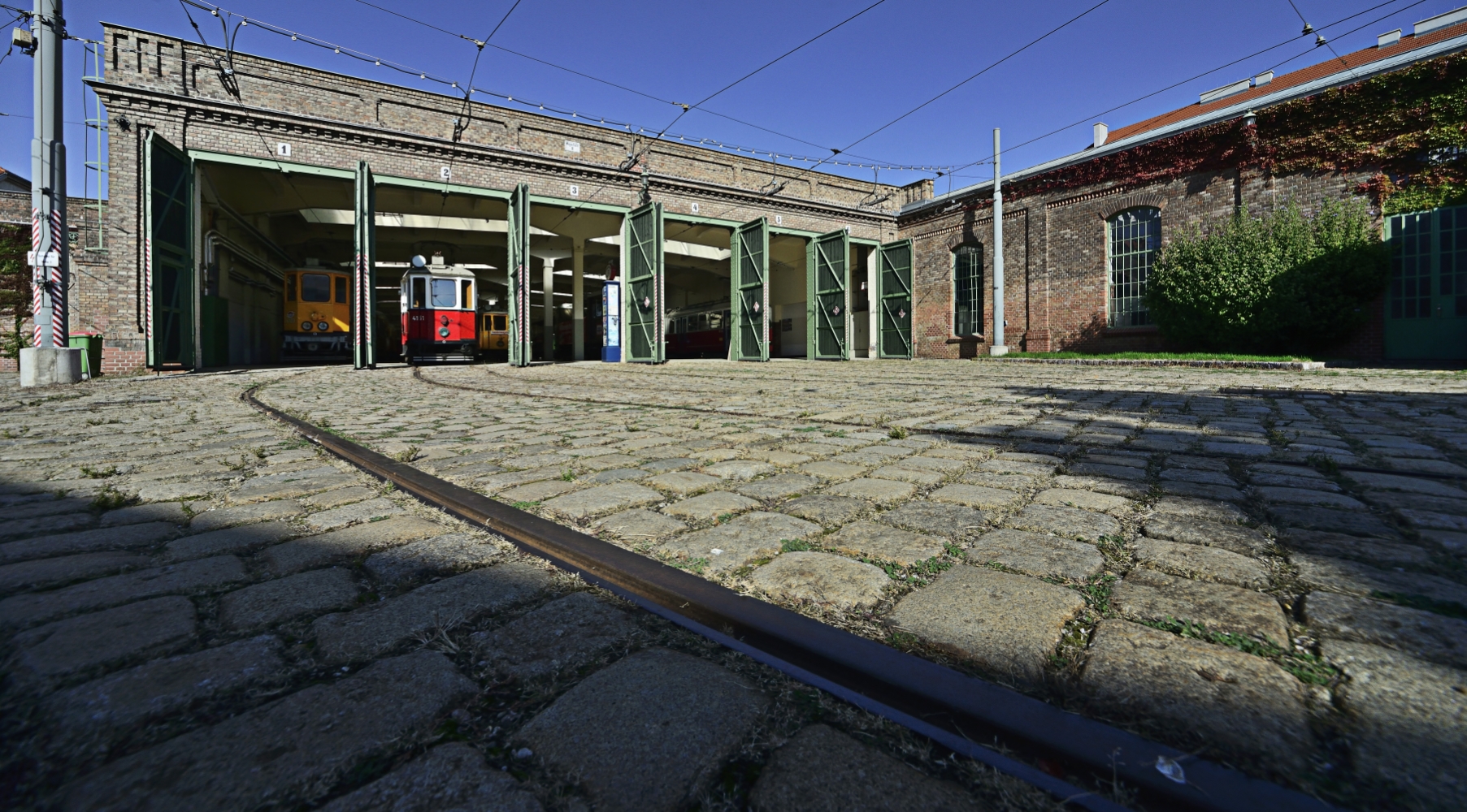 Im Museum der Wiener Linien in Erdberg befinden sich viele historische Fahrzeuge, Straßenbahnen wie Busse, aber auch etliche Sonderfahrzeuge.