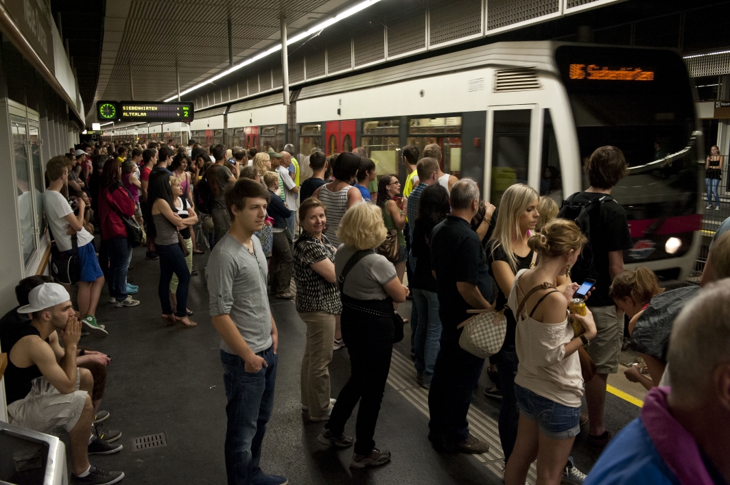 Abtransport der Besucher vom Donauinselfest 2013 durch die Wiener Linien in der U-Bahnstation der Linie U6 