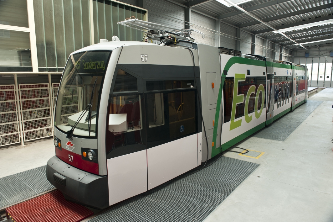 Ecotram der Wiener Linien in den Hallen der RTA Rail Tec Arsenal Fahrzeugversuchsanlage GmbH Austria in Wien.