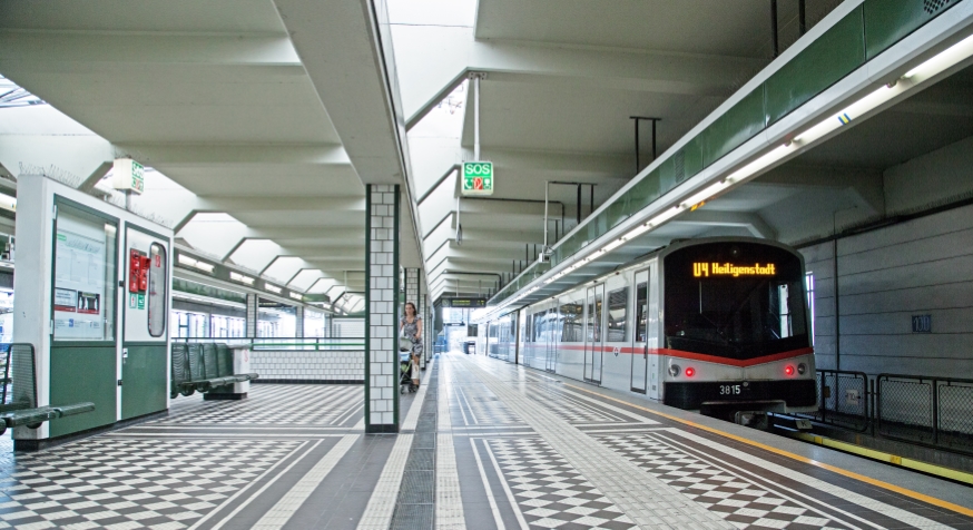 U-Bahn Zug der Linie U4 in Hütteldorf Endstelle, Juli 13