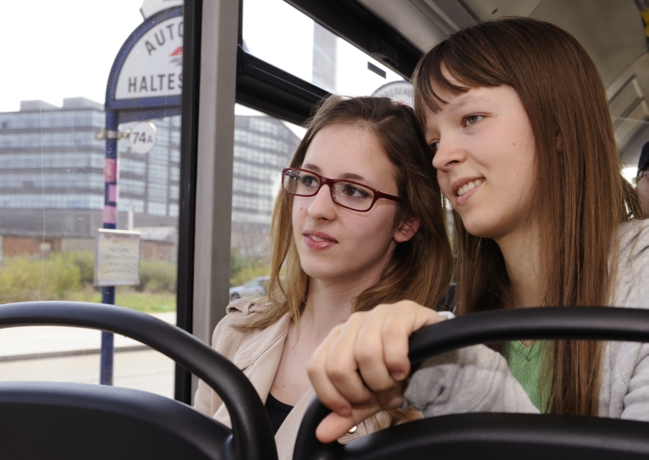 Fahrgaeste der Wiener Linien in einem Bus. Wien, 17.04.2013.