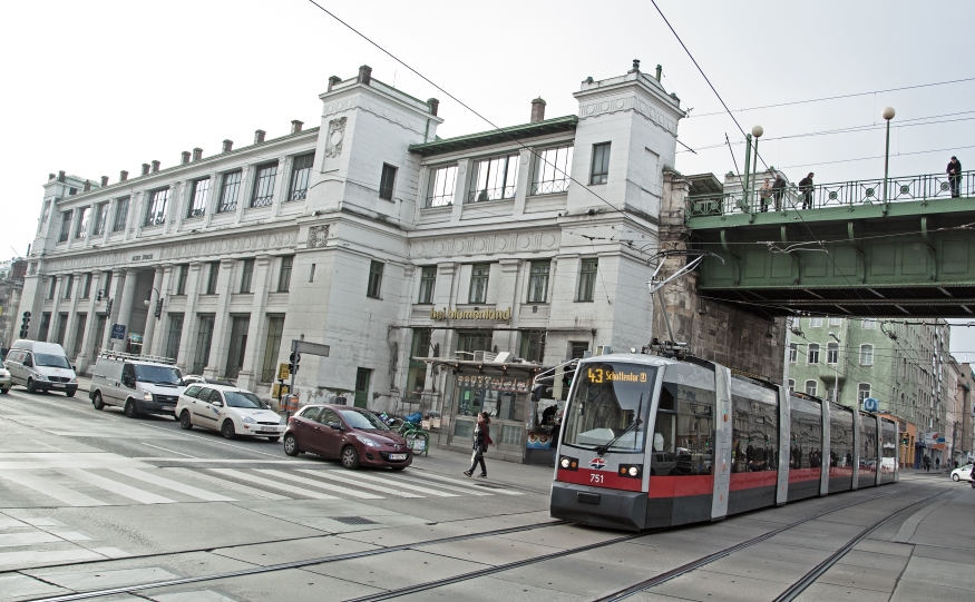 Zug der Linie 43 mit Ulf Type B1 ,Station Alserstraße U6, Dezember 2013