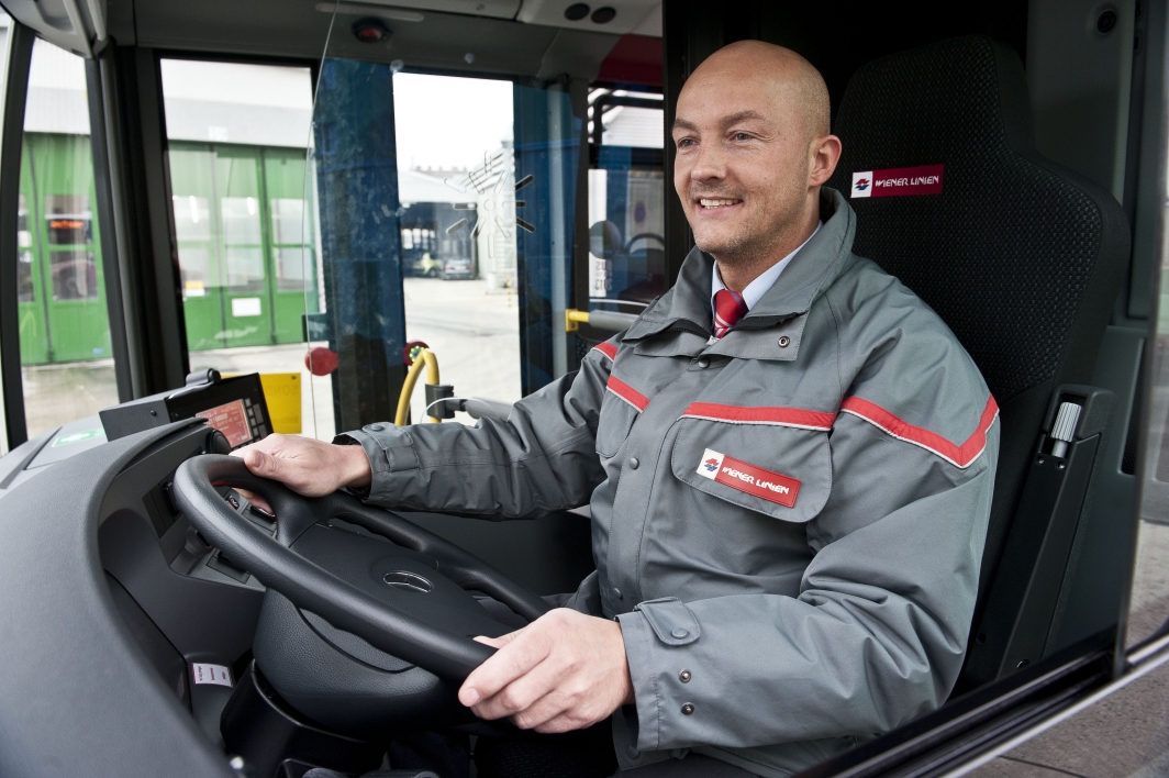 Mercedes Benz Citaro, der neue Bus für die Wiener Linien. Buslenker am Steuer.