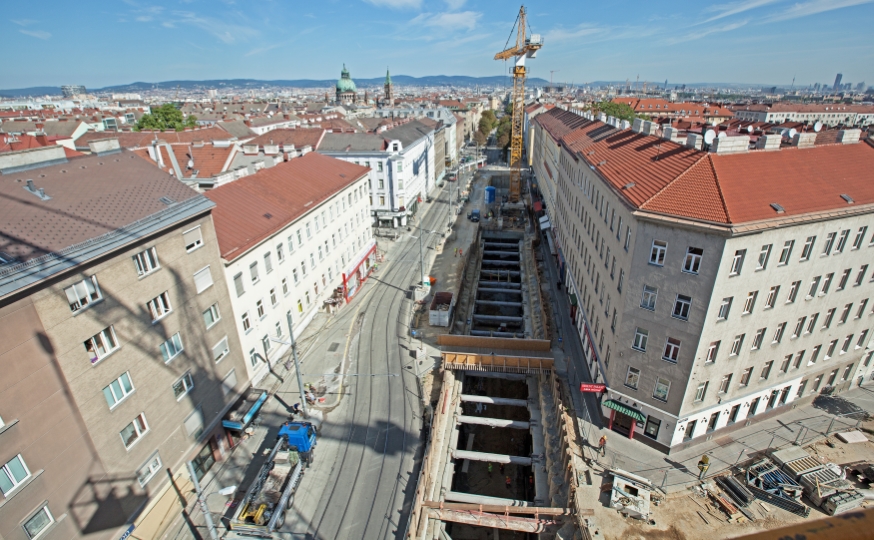 Situation Verlängerung U1 Favoritenstraße bei der Troststraße , im Hintergrund mit Linie 67 Type B, Juli13