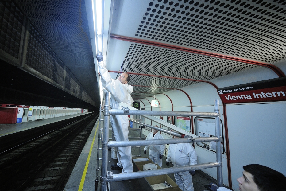 Sukzessive werden die Leuchtstoffröhren der Stationsbeleuchtungen durch moderne LED-Lampen ersetzt, die durch geringeren Stromverbrauch und lange Lebensdauer eine Ersparnis bewirken.