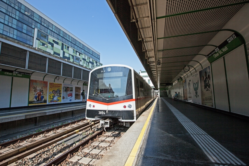 U-Bahn Zug der Linie U4 in Fahrtrichtung Hütteldorf, Station Ober St Veit, Juli 13