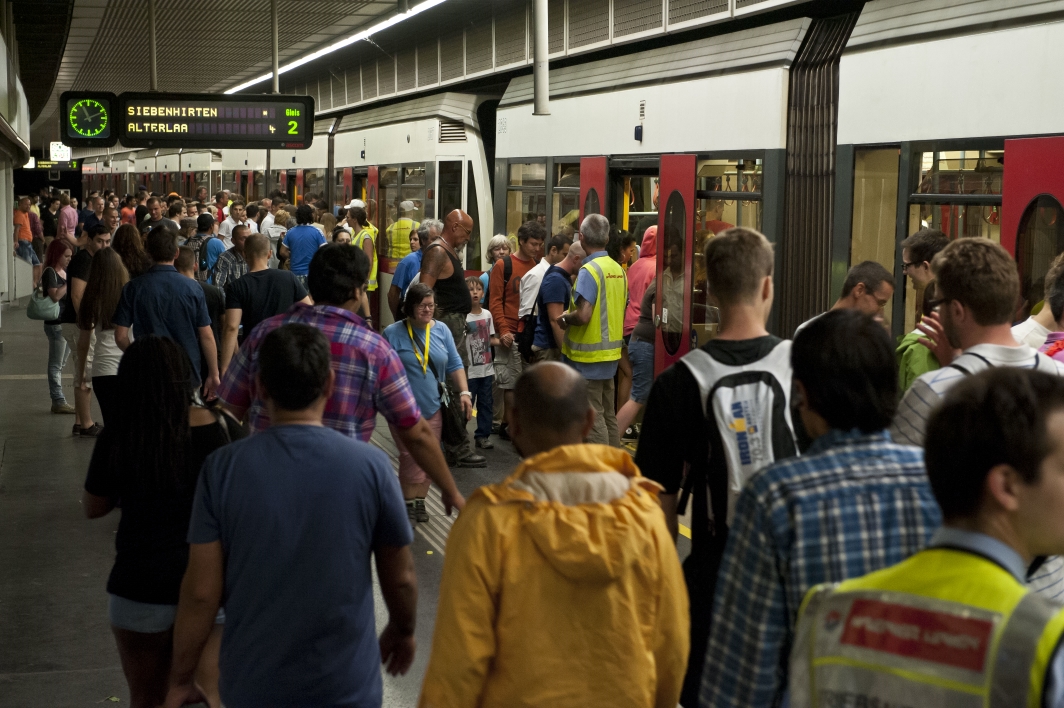 Abtransport der Besucher vom Donauinselfest 2013 durch die Wiener Linien in der U-Bahnstation der Linie U6 