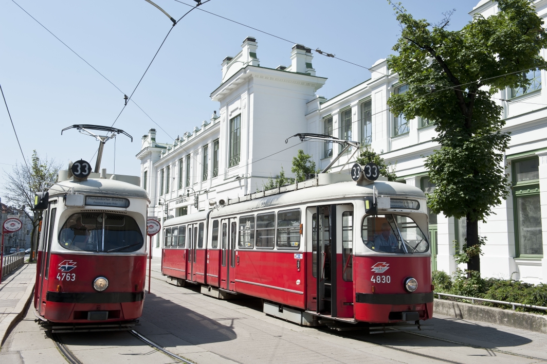 Straßenbahn der Linie 33 vor Station der Linie U6  Josefstädter Straße nach Abschluss der umfangreichen Renovierungsarbeiten.