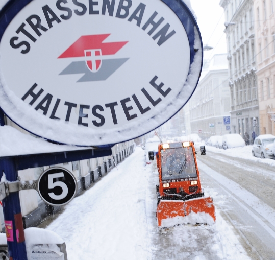 Bei starkem Schneefall sind die Einsatzkräfte der Wiener Linien bemüht Behinderungen zu vermeiden.