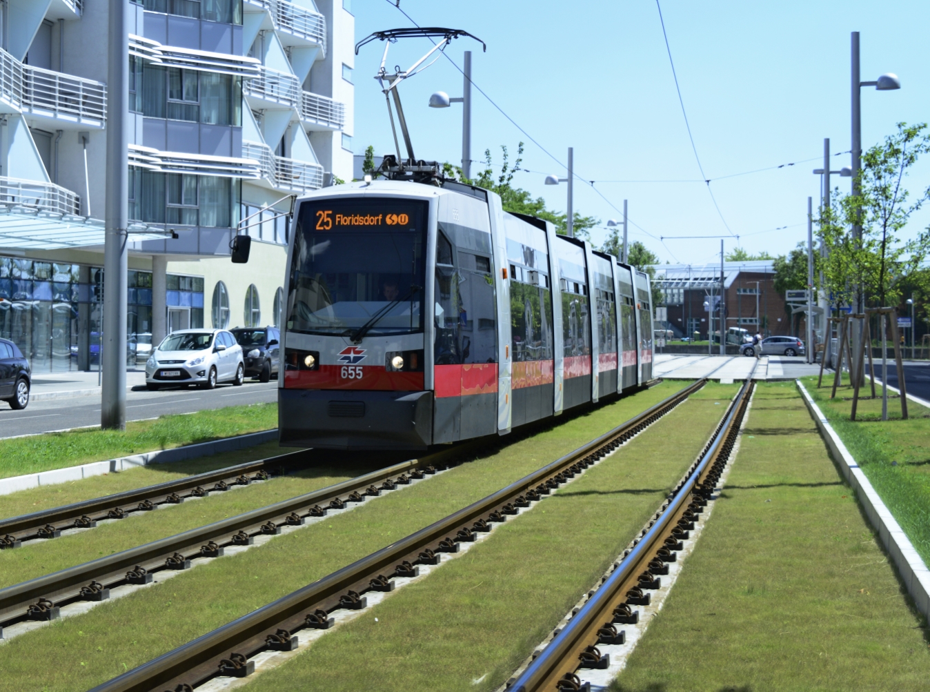 Straßenbahn der Linie 25 im Bereich Tokiostraße.