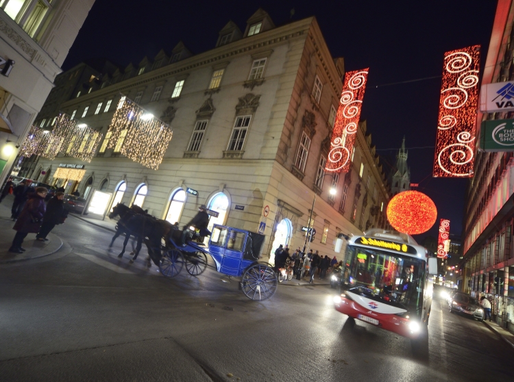 Autobus der Linie 3A in Fahrtrichtung im Bereich Rotenturmstraße mit Weihnachtsbeleuchtung.