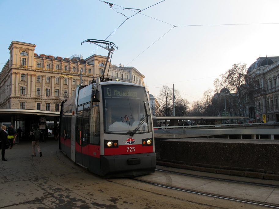 Zug der Linie 43 bei der Station Schottentor in Fahrtrichtung Neuwaldegg.