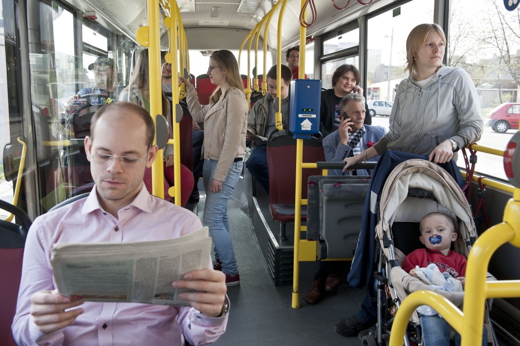 Fahrgäste in einem Bus der Wiener Linien.