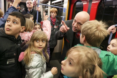 Volksschulklasse bei einer Sicherheitsfuehrung in der U6.