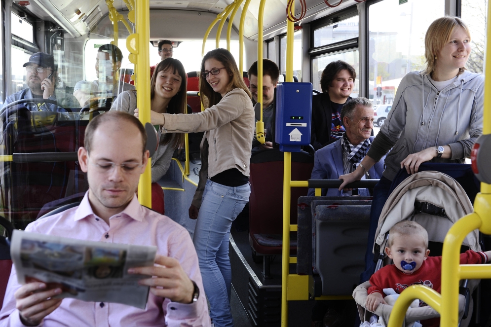 Fahrgaeste der Wiener Linien in einem Bus. Wien, 17.04.2013.