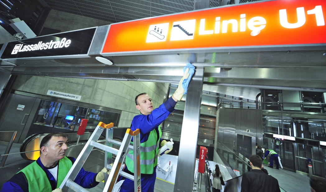 Abendlicher Großputz in der U-Bahn-Station Praterstern.