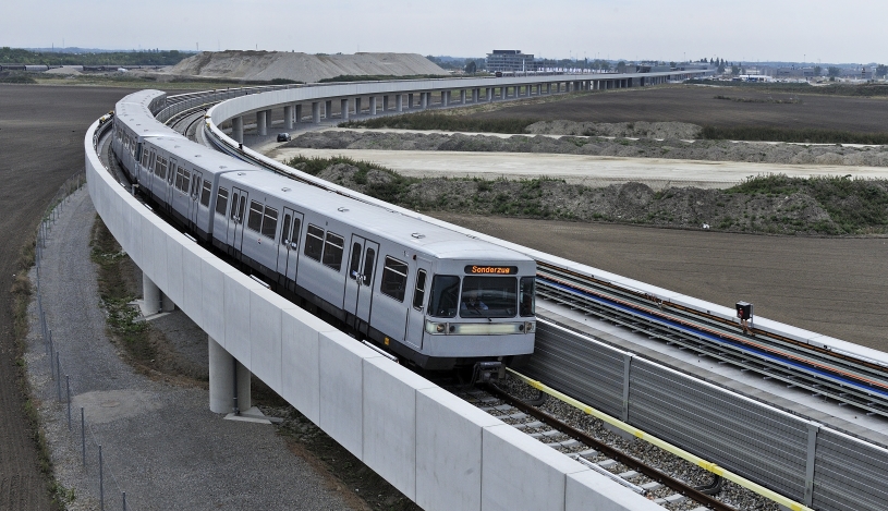 Verlängerung der U2 bis zur Station Seestadt, Eröffnung a, 5. Oktober 2013. Ansicht der neuen oberirdischen Strecke zwischen Aspernstraße und Seestadt.