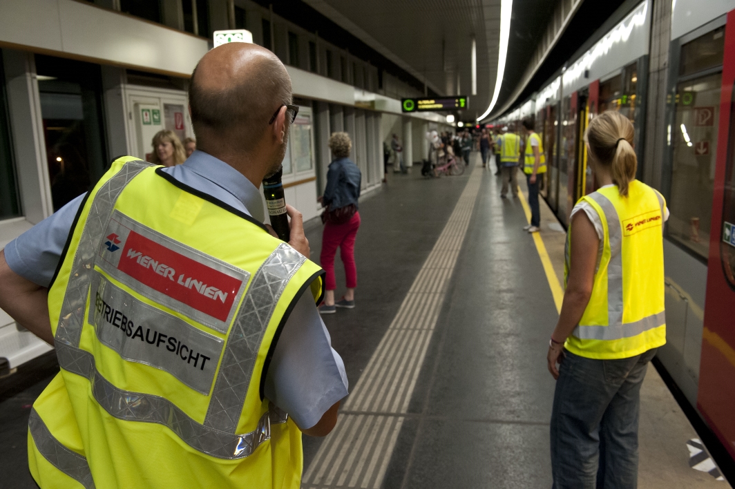 Abtransport der Besucher vom Donauinselfest 2013 durch die Wiener Linien in der U-Bahnstation der Linie U6 