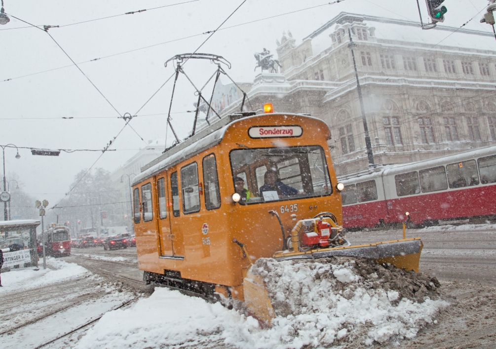 Schneepflug der Tpye LH am Kärnter Ring vor der Oper, Jänner 2013