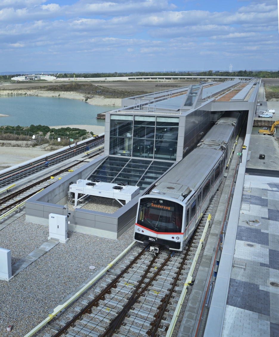 Verlängerung der U2 bis zur Station Seestadt, Eröffnung a, 5. Oktober 2013. Ansicht der neuen oberirdischen Strecke zwischen Aspernstraße und Seestadt. Station Seestadt.