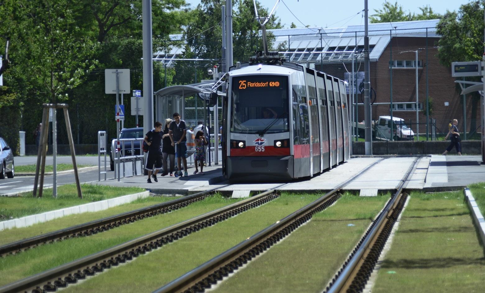 Straßenbahn der Linie 25 im Bereich Tokiostraße.