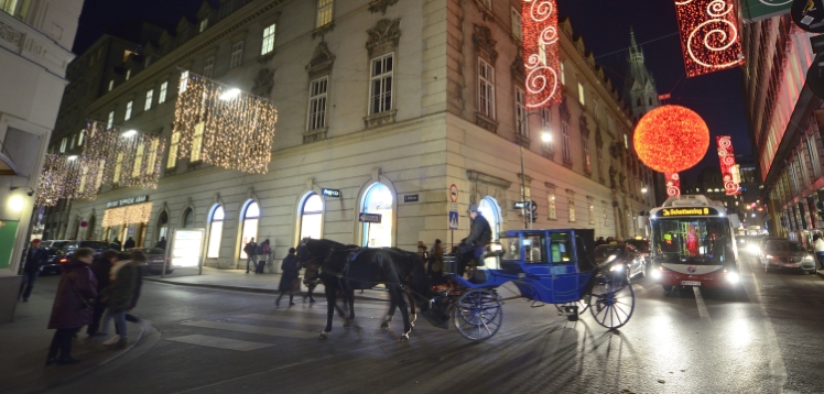 Autobus der Linie 3A in Fahrtrichtung im Bereich Rotenturmstraße mit Weihnachtsbeleuchtung.