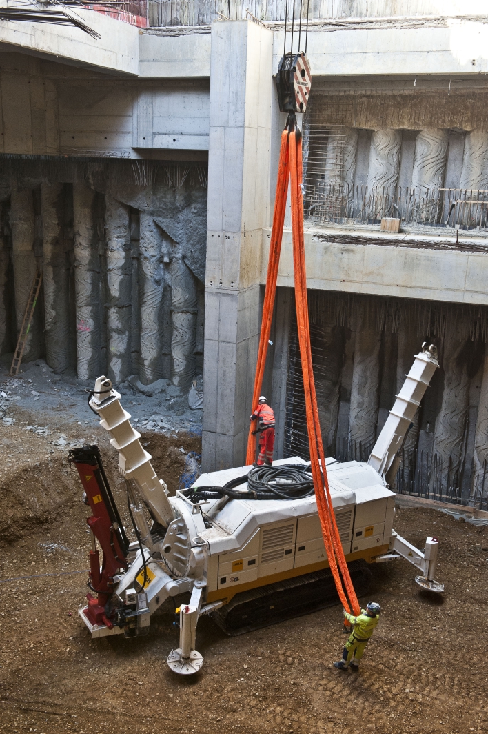 Baustelle U1 Verlängerung der Wiener Linien an der Favoritenstraße Ecke Klausenburgerstraße. Im Bild: Schweres Bohrgerät wird mit Spezialkran in Baugrube abgesenkt.