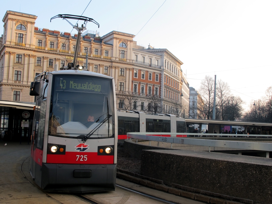 Zug der Linie 43 bei der Station Landesgrichtstrasse in Fahrtrichtung Neuwaldegg.