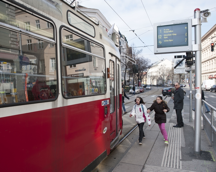 Wiener Linien Geschaeftsfuehrer Dipl.-Ing. Eduard Winter praesentiert mit Bezirksvorsteher Leopold Plasch die neue elektronische Ueberkoppfanzeige an der Haltestelle Johann Strauss Gasse . Wien, 04.04.2013