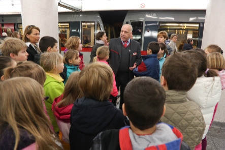 Volksschulklasse bei einer Sicherheitsfuehrung in der Station Niederhofstrasse. Auch Wiener-Linien-Geschaeftsfuehrerin Alexandra Reinagl nimmt teil.