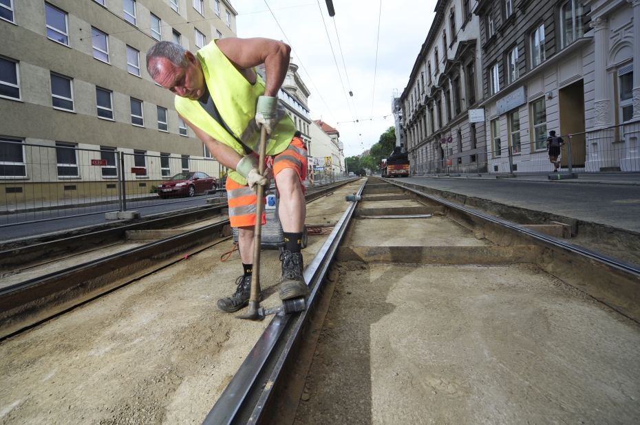 Ab 6. Juli werden die veralteten Schienenanlagen in der Währinger Straße im Zuge der Generalsanierung abgetragen.