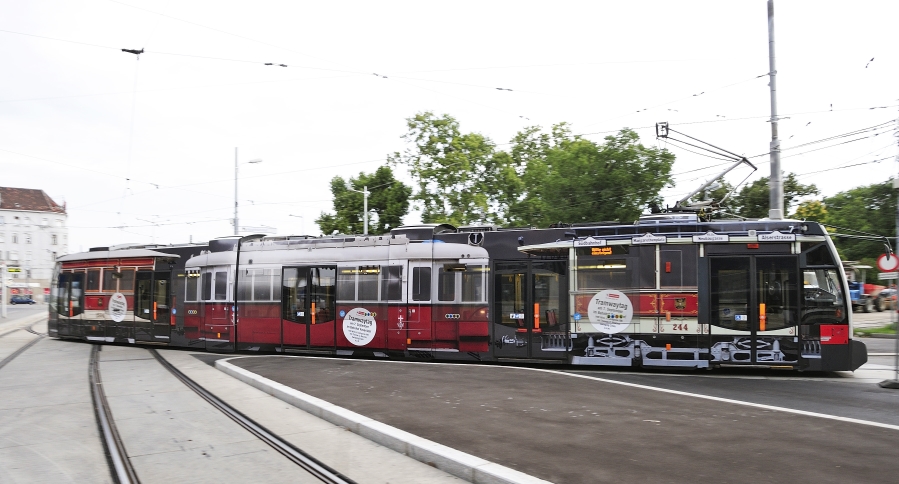 Eine eigens für den den Tramwaytag 2013 gestaltete Straßenbahn des Typs ULF verkehrt derzeit auf der Linie E zwischen Prater Hauptallee und Quartier Belverdere.