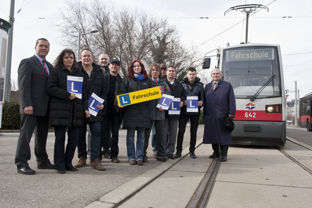 Instruktoren der Wiener Linien geben Fahrlehrern eine Einfuehrung und kurze Fahrstunde zum Fuehren einer Strassenbahn. Im Bild: Wiener Liinien Instruktoren Thomas Linsmeier, Gerhard Reutter, Fahrlehrer und WKO Geschaeftsfuehrer Walter J. Gerbautz. Wien, 15.03.2013