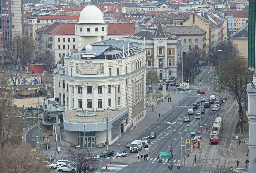 Wiener Urania von oben mit Zug der Linie 1, Type E2-c5 , Dezember 2013