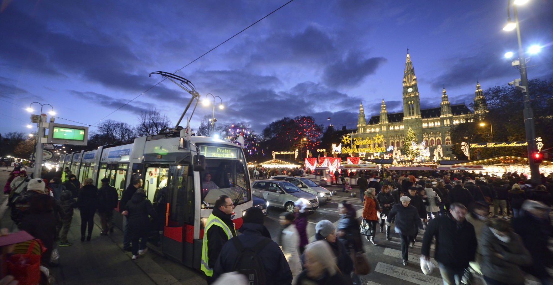 Straßenbahn auf der Ringstraße mit Weihnachtsbeleuchtung.