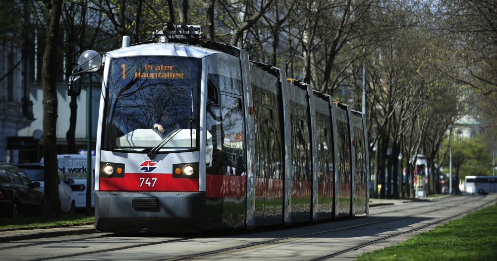 Straßenbahn der Linie 1 im Bereich Schottenring.