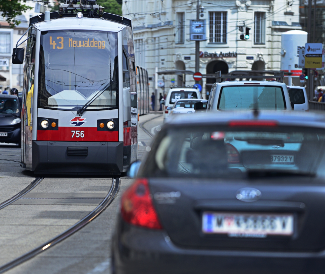 Straßenbahn der Linie 43 im Bereich Elterleinplatz.