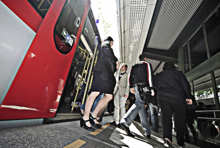 U-Bahn Zug der Linie U6 in der Station Michelbeuern / AKH.