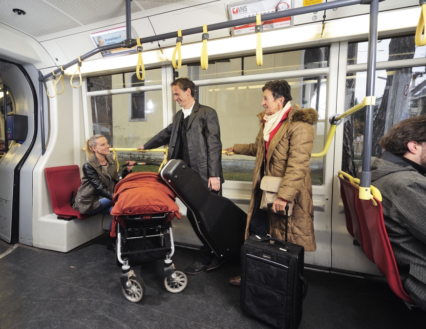 Durch den Ausbau von Sitzplätzen ist im Inneren der Straßenbahn mehr Platz für Fahrgäste